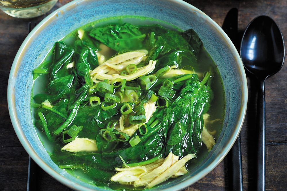 Lekker en ook gezond: Kippenbouillon met spinazie