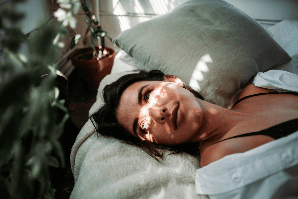 Vrouw met buikpijn - endometriose symptomen